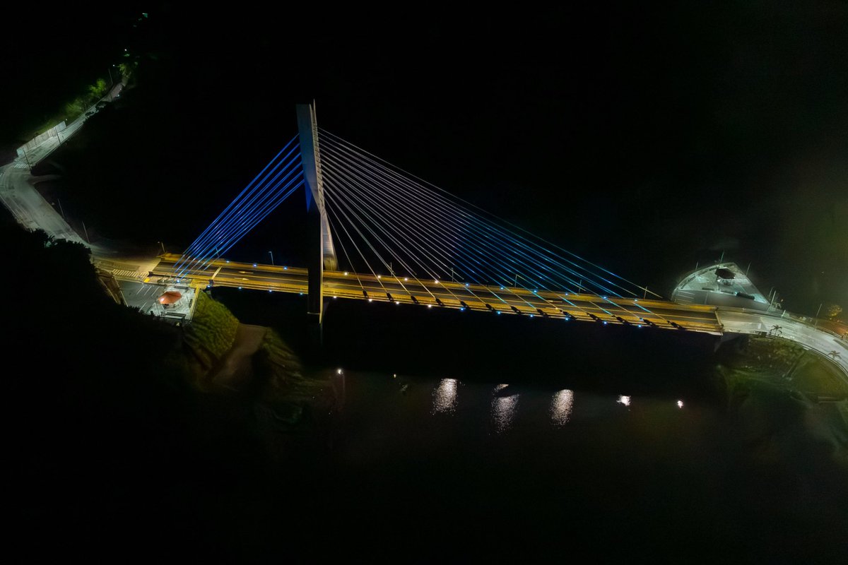 “Ya van a ver de noche cuando se enciendan estos puentes, tienen iluminación arquitectónica. Yo sé que la oposición detesta las luces LED, cada vez que le ponemos luz a algo, critican que, "Ah, las luces LED, las luces LED." A ellos les gusta la oscuridad, pero a nosotros nos