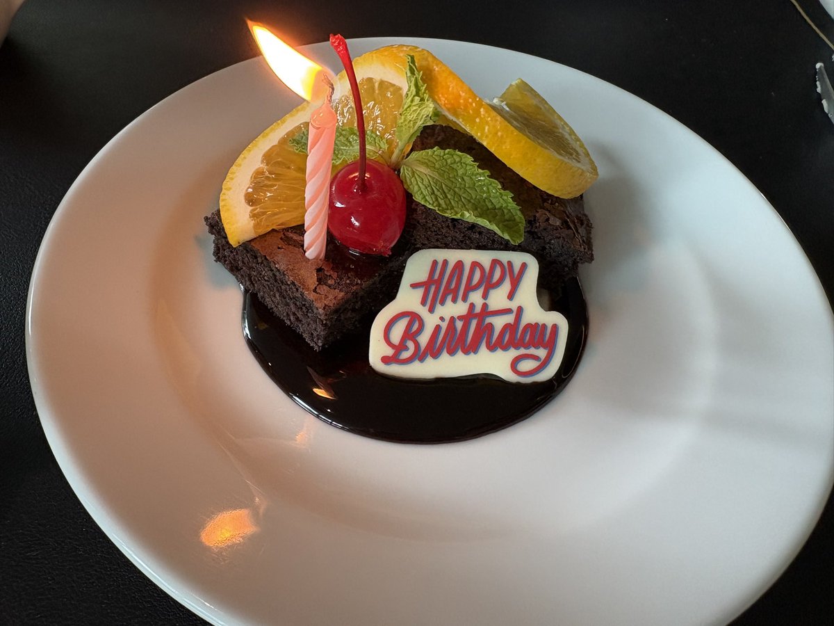 今年も無事に誕生日を迎える事が出来ました😊リクエストは特にしてなかったけどサプライズでバースデーケーキを用意してくれたホテルのスタッフの方にも本当に感謝です🙏
ちなみにこのホテルのブュッフェ評判通りめちゃくちゃ美味しいです😋
皆さまも引き続き楽しいお盆休みをお過ごし下さい🥰