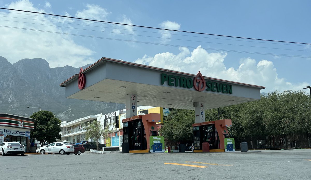 benogarza's tweet photo. @MARIOGAMEZTV Cerrada desde hace dos semanas, Av. Ordóñez, por Soriana La Puerta en Santa. https://t.co/64jmO1CYwo