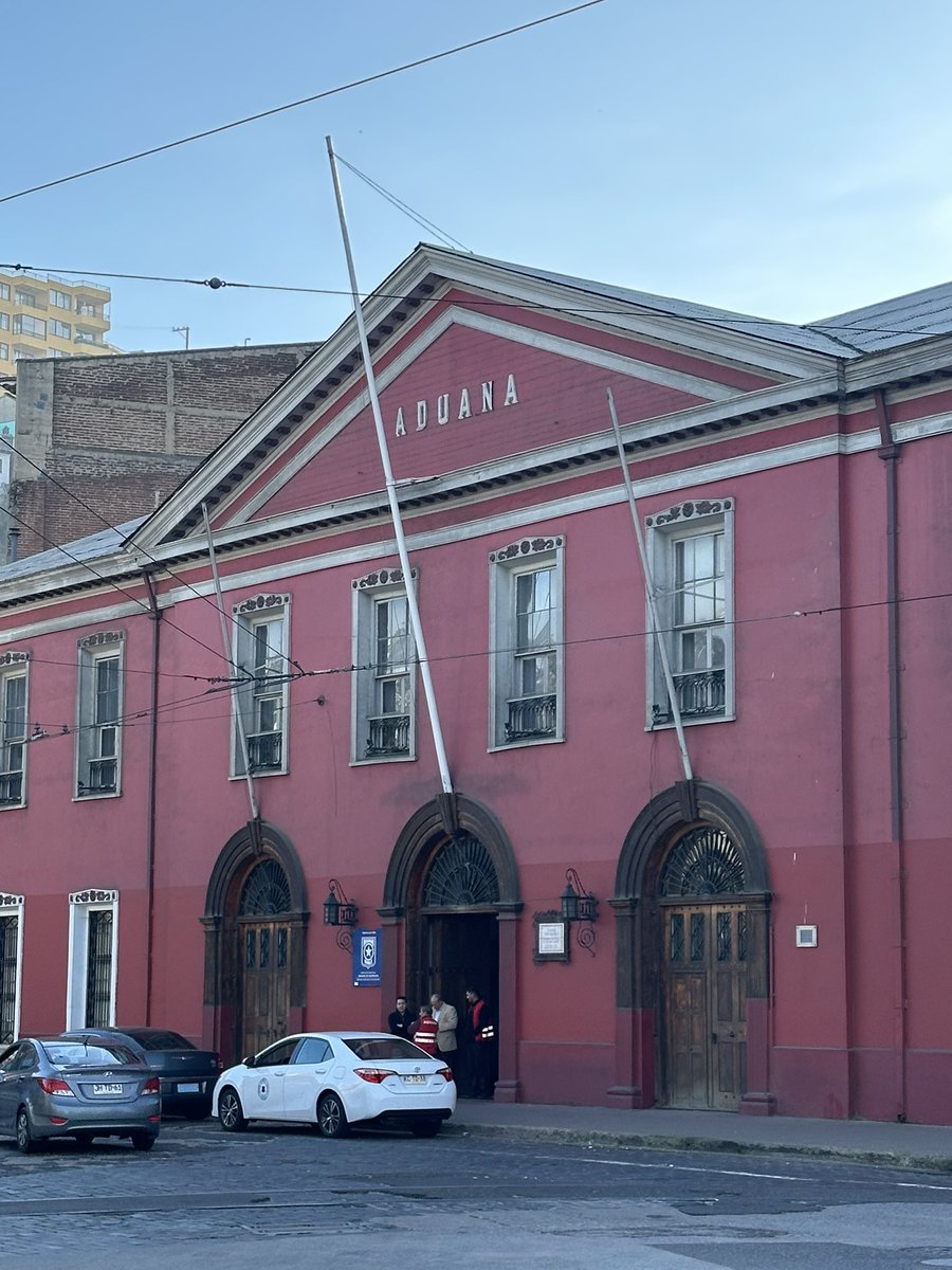 Hoy estuvimos trabajando en la XX Com, Binacional del Paso Cristo Redentor en la Dirección Reg. de Aduana de Valparaíso junto a funcionarios de las reparticiones responsables de la principal vía de integración entre nuestros países.<a href="/Cancilleria_Ar/">Cancillería Argentina 🇦🇷</a> <a href="/MinGobiernoMza/">Min de Gobierno, Infraestructura y D. Territorial</a> <a href="/Minrel_Chile/">Cancillería Chile 🇨🇱</a>