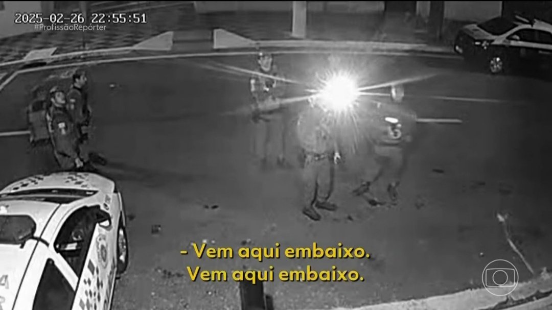 OComunicativ0's tweet photo. A polícia estaciona a viatura na porta do condomínio, atrapalhando a passagem, e ameaçou o Gustavo e a esposa por reclamarem disso.
#ProfissãoRepórter #ProfissaoReporter https://t.co/QO0xOXSALJ