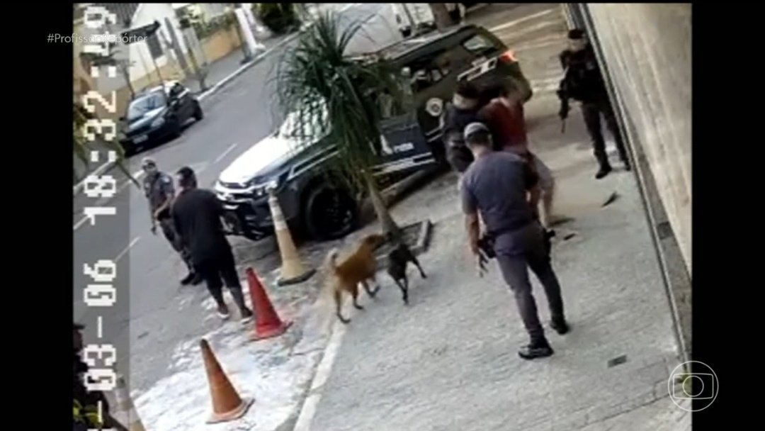 OComunicativ0's tweet photo. A polícia estaciona a viatura na porta do condomínio, atrapalhando a passagem, e ameaçou o Gustavo e a esposa por reclamarem disso.
#ProfissãoRepórter #ProfissaoReporter https://t.co/QO0xOXSALJ