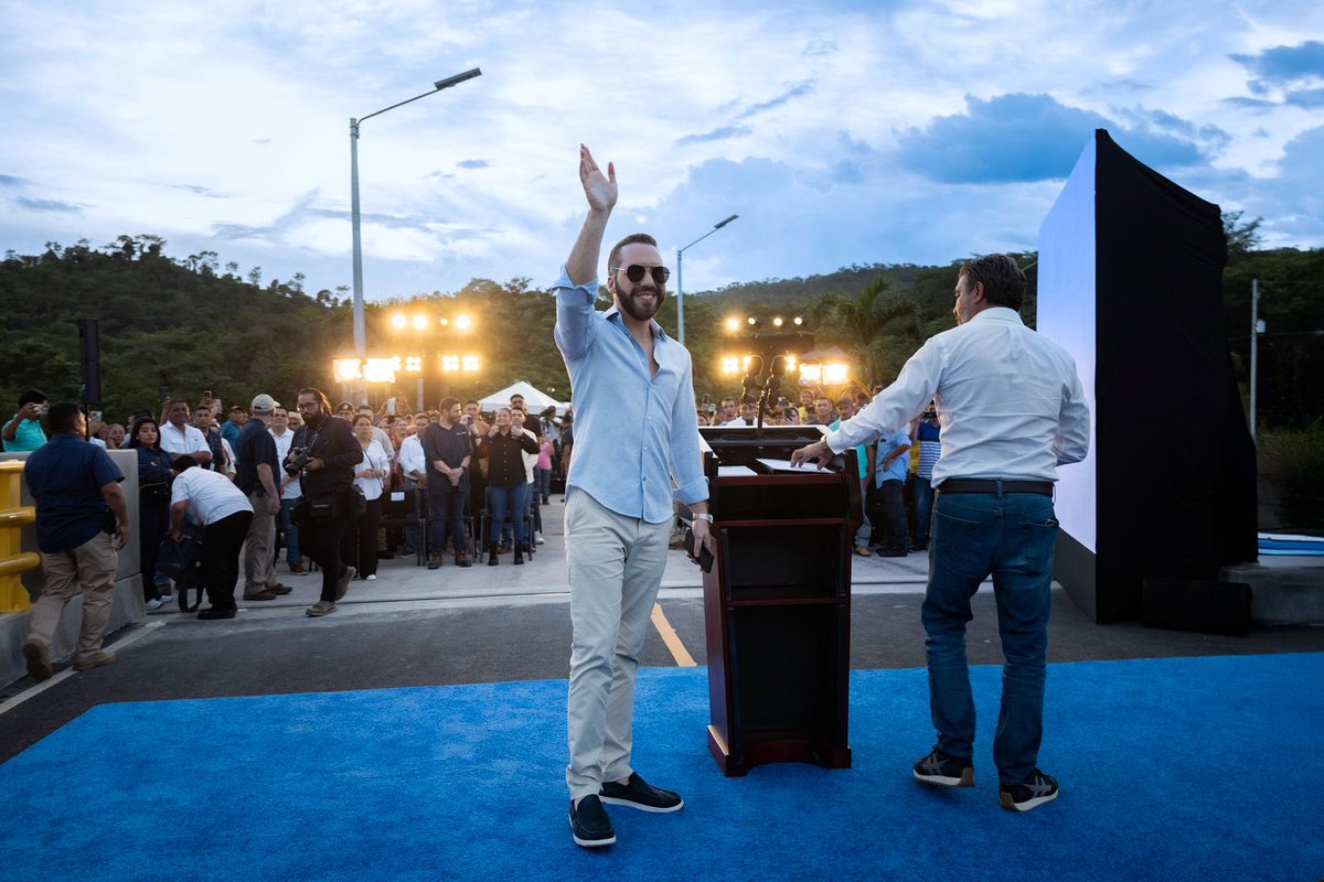 Casa Presidencial 🇸🇻 (@presidenciasv) on Twitter photo El Presidente <a href="/nayibbukele/">Nayib Bukele</a> se despide de la comunidad de San Antonio y se traslada a la inauguración del segundo puente en Carolina, San Miguel. 🇸🇻 El Presidente <a href="/nayibbukele/">Nayib Bukele</a> se despide de la comunidad de San Antonio y se traslada a la inauguración del segundo puente en Carolina, San Miguel. 🇸🇻