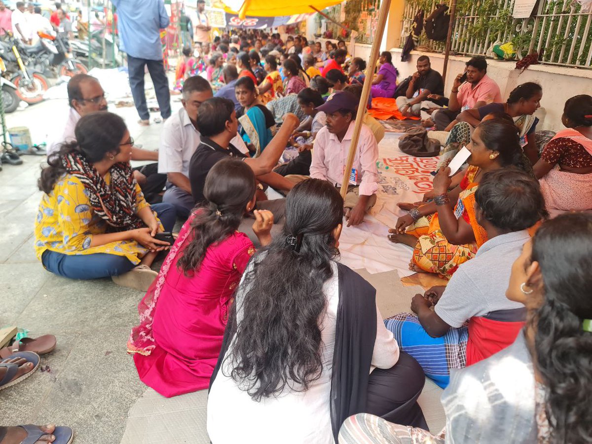 Arappor Iyakkam expressed solidarity with protesting Sanitation workers!
நூற்றுக்கணக்கான தூய்மை பணியாளர்கள், சென்னை மாநகராட்சி அலுவலகம் வாயிலில் கடந்த 12 நாட்களாக தொடர் போராட்டம் நடத்தி வருகின்றனர்.

பணி நிரந்தரம் உள்ளிட்ட கோரிக்கைகளை வலியுறுத்தி தொடர் போராட்டத்தில், இரவு பகல்