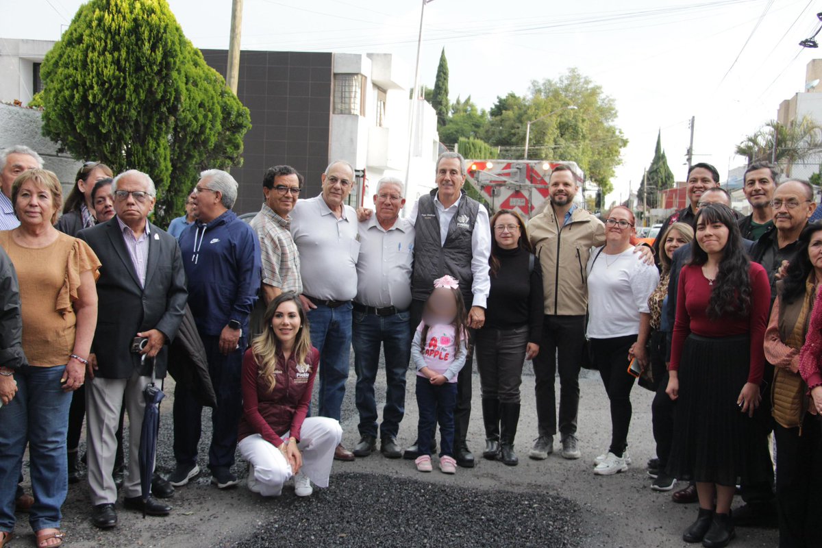En equipo avanzamos #BacheAndoPuebla. 🦺

Trabajando con la ciudadanía, como lo instruye el alcalde <a href="/pepechedrauimx/">Pepe Chedraui 🇲🇽</a>, para tener calles seguras, funcionales y una #CapitalEnOrden. 

#LaCapitalImparable🪽