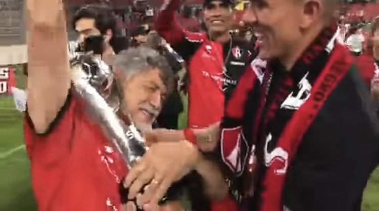 WillySepu1's tweet photo. Diego Martín, 

Contigo, Don Pepe levantó la copa con el corazón, el más grande de todos los tiempos vio al Atlas campeón, el pianito sonó 10 veces, dimos la vuelta en la Glorieta de Niños Héroes y nos cumpliste el sueño de nuestras vidas.

La gratitud jamás se condicionará🔴⚫️ https://t.co/8w0Ttpdd92