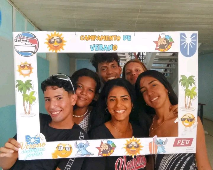 YanetsyTerry's tweet photo. En #ProvinciaGranma jóvenes estudiantes y trabajadores participantes en el Cuarto Campamento de #VeranoSiempreJoven crean su felicidad. #UnaMejorJuventud. @PartidoPCC @AsambleaCuba @PresidenciaCuba @UJCdeCuba @MeyvisEstevezE @GobiernoGranma @GobiernoCuba @YudelkisOrtizB https://t.co/4IjxTwNVyJ