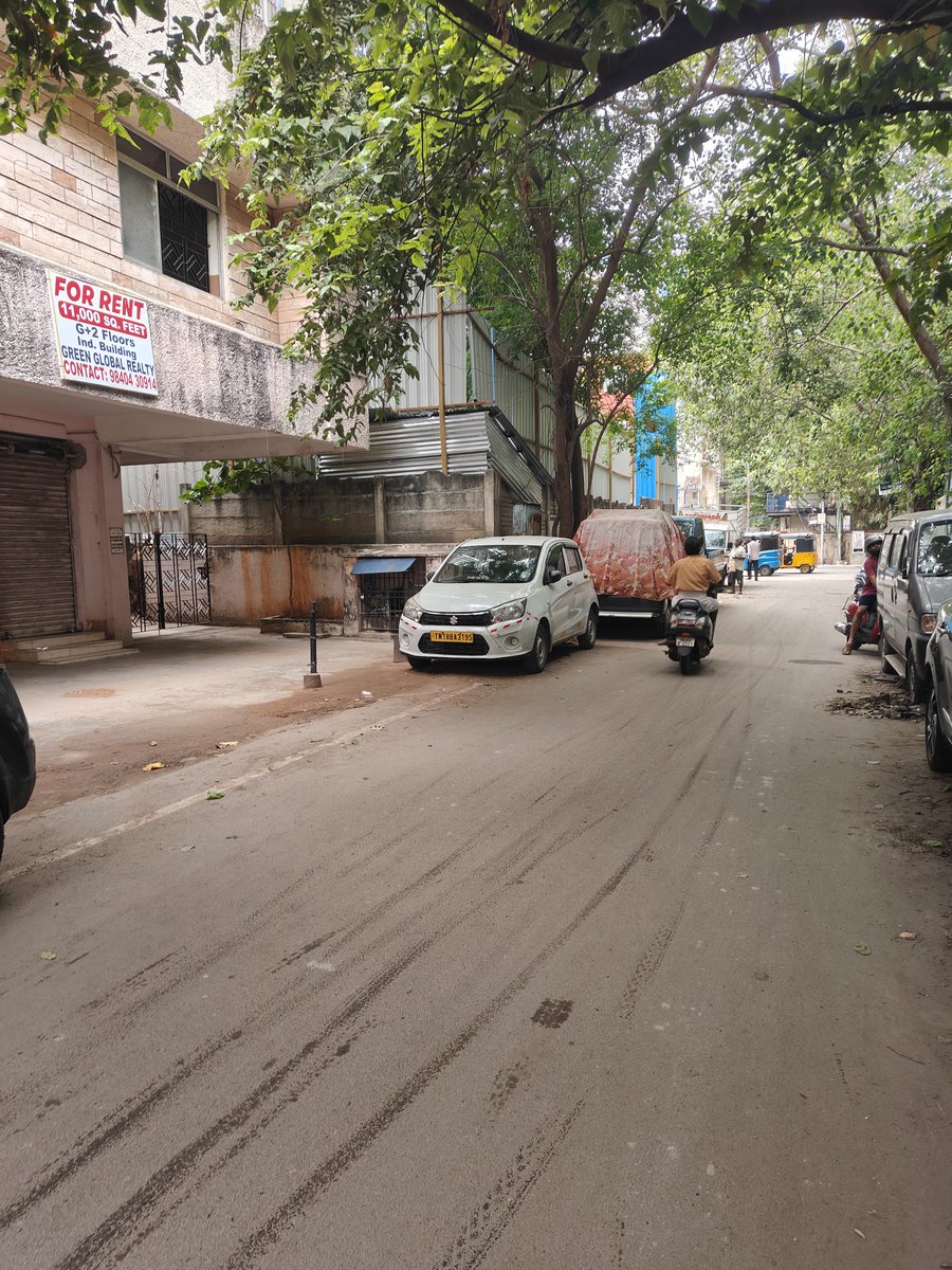 sriku19's tweet photo. @chennaipolice_ 

#illegalparking #abandonedvehicles

Location - Sadasivam street, Gopalapuram (opposite to the national public school) https://t.co/58f6BRluvU