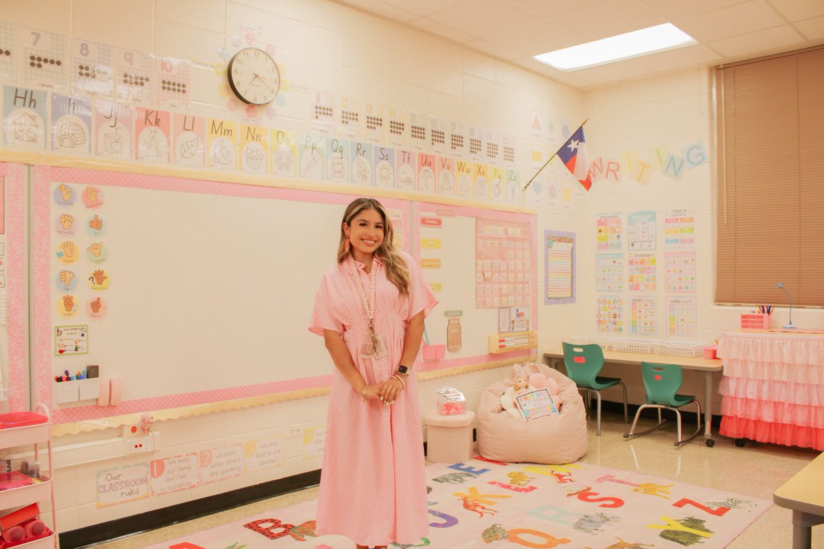 Amanzanooo's tweet photo. First day of school was a huge success! I’m so excited for this new year! ✏️🍎🌸💛 https://t.co/BwH1QbU8Fm