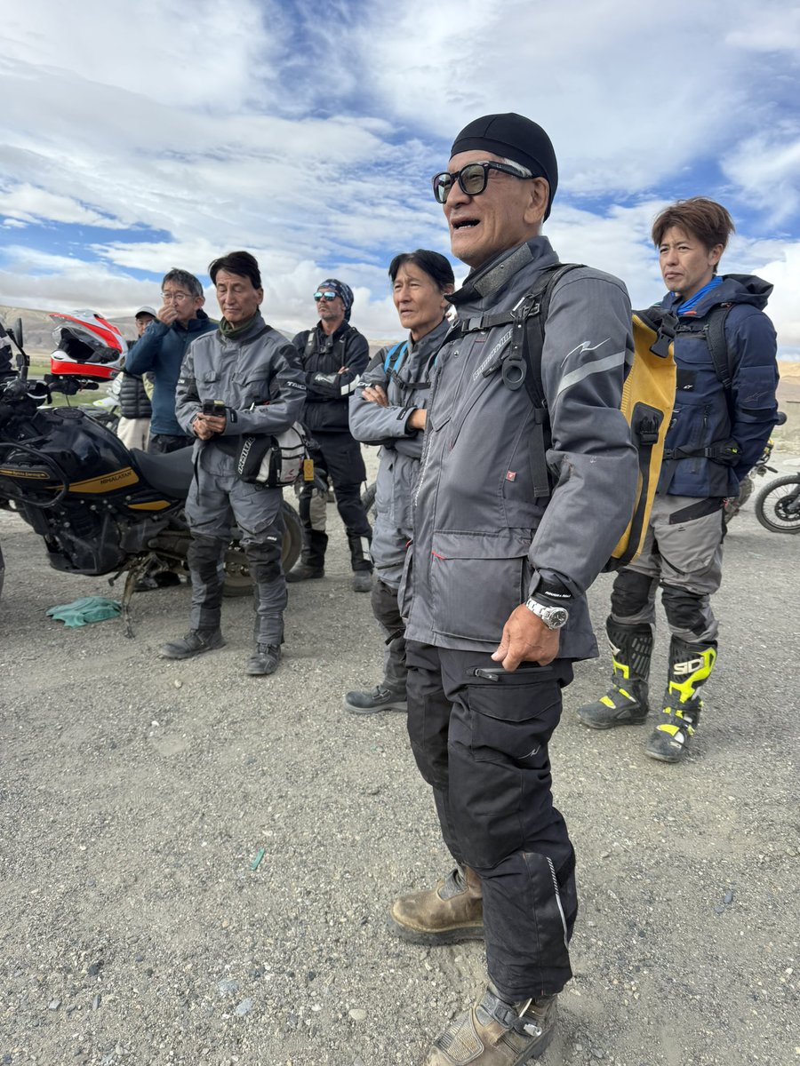 shinyomag's tweet image. 8:00からのミーティング内容

ハンレからレーまで

60kmでまずは休憩

約250km

舗装路

60kmごとに休憩。1時間ごと

３時ぐらいにはホテルに着くはず

帰る道、軍事施設が多い

戦車が道を横切ることが多い
写真は撮るなと

峠を超えて、ノマタン　1番美しい地域
今回の旅で1番美しい景観…