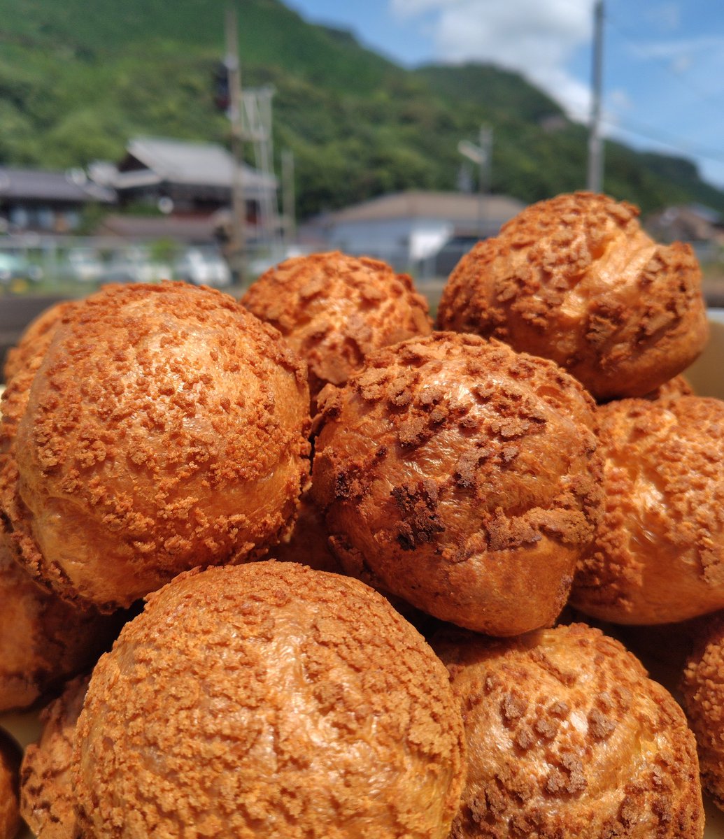 Ganseki_ya's tweet photo. こんにちは☀
昨日から帰省された方も増えたみたいで「子どもが食べたいって」などお声をいただきテンション🆙
今日も頑張ります！
皆さんも久しぶりの岩シューはいかがでしょうか?
＃岩石屋
＃岩シュー
＃佐世保
＃スイーツ
＃プリン https://t.co/YglxiM9pbj