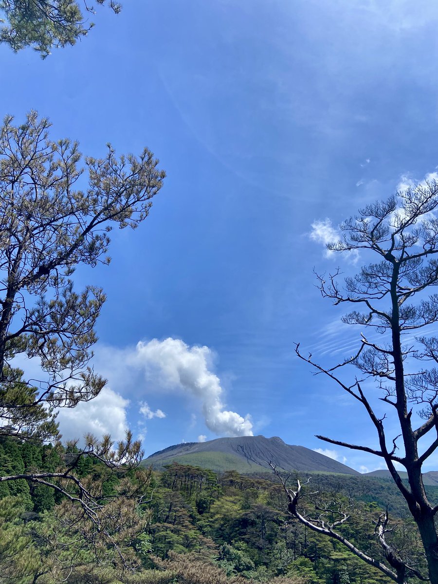 qgb61's tweet photo. もくもくの新燃岳
#新燃岳 https://t.co/mQ0VIA4zgR