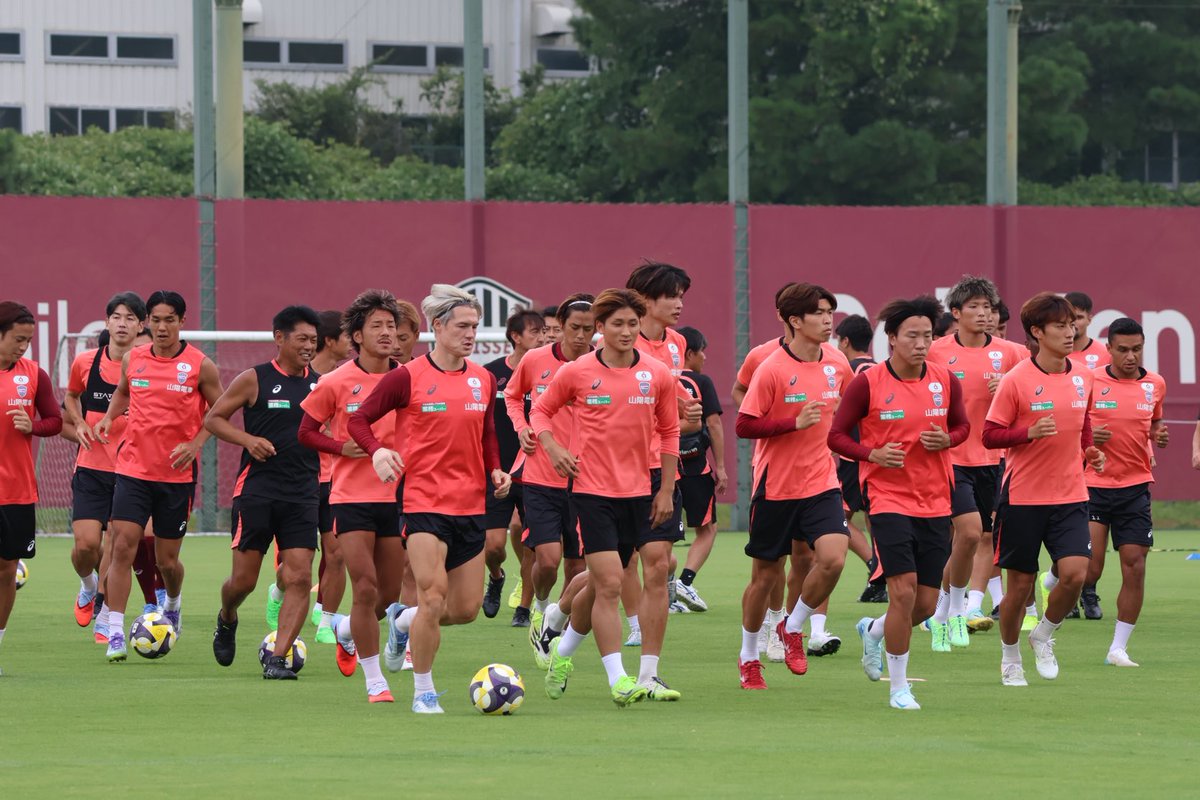 sports_kobenp's tweet photo. ヴィッセル神戸の公開練習で、武藤嘉紀選手が全体練習に合流しています👍

アクシデントで町田戦に欠場した酒井高徳選手もおり、別メニューの浜崎健斗選手、冨永虹七選手を含めて全選手がピッチに戻ってきています❗️ https://t.co/xm1DSldC1b