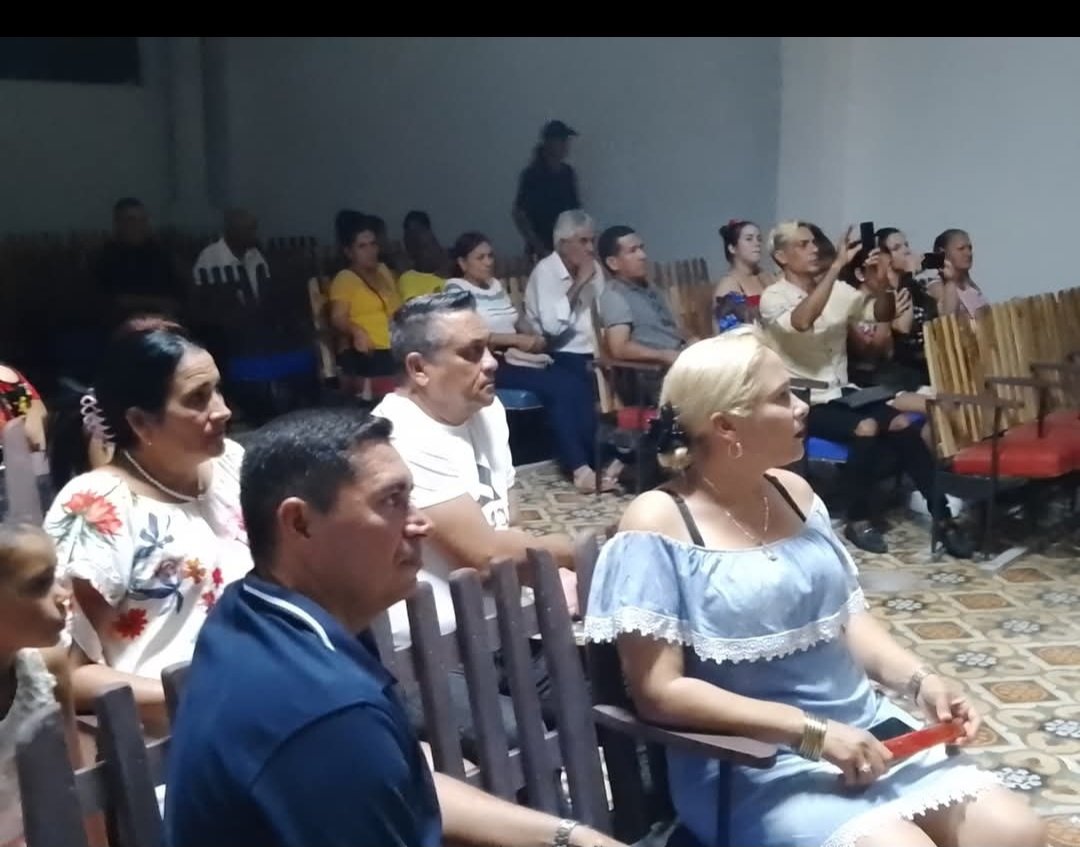 darena_ha's tweet photo. #CienAñosConFidel
Revolución, Mi Comandante ... algunos de los temas que llenaron la Casa de Cultura Wilfredo Lam  #Sibanicú en la cantata en saludo al 99 aniversario del natalicio del Comandante Fidel.
#FidelVive
#FidelPorSiempre https://t.co/4Jj3h2iPrB