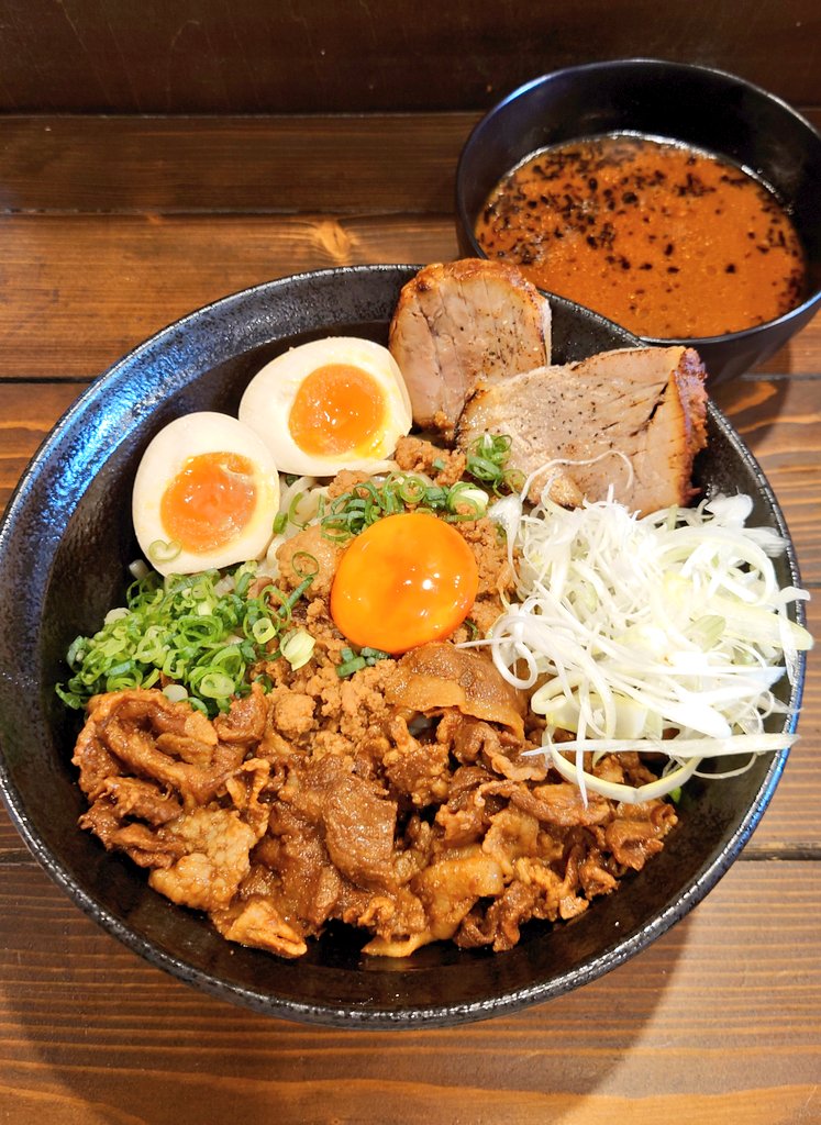 Noodle create Marry@寒川町一之宮
賄い徳島つけ麺🍜 TP煮たまご🥚
厚切りの炙りチャーシューと味付き豚バラ肉にネギが食欲を駆り立てます🤤
醤油漬けの卵黄をよく混ぜて濃厚なつけ汁にインサートし…いざ啜ると最高にうまい🤩💕
トニヤ君今日は同麺ありがとう🤗
原田さんごちそうさまでした😋✨✨✨