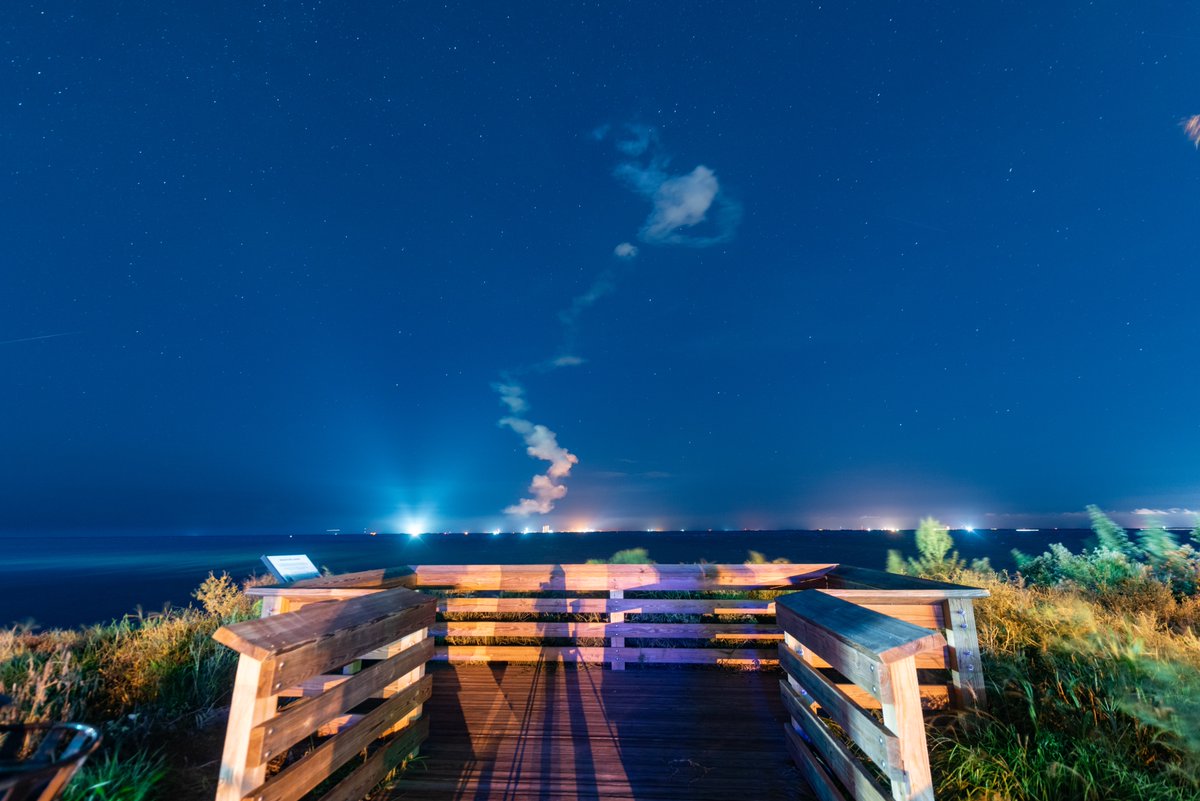 brandonjmphoto's tweet image. Spectators in #Titusville, FL watch as @ulalaunch launches USSF-106 aboard #Vulcan at 8:56PM tonight with just 3 minutes left in the 1 hour launch window. This marked Vulcan&apos;s first National Security Mission. 📷: Brandon Moser for @Alamy_Editorial 

#RocketLaunch #SpaceCoast