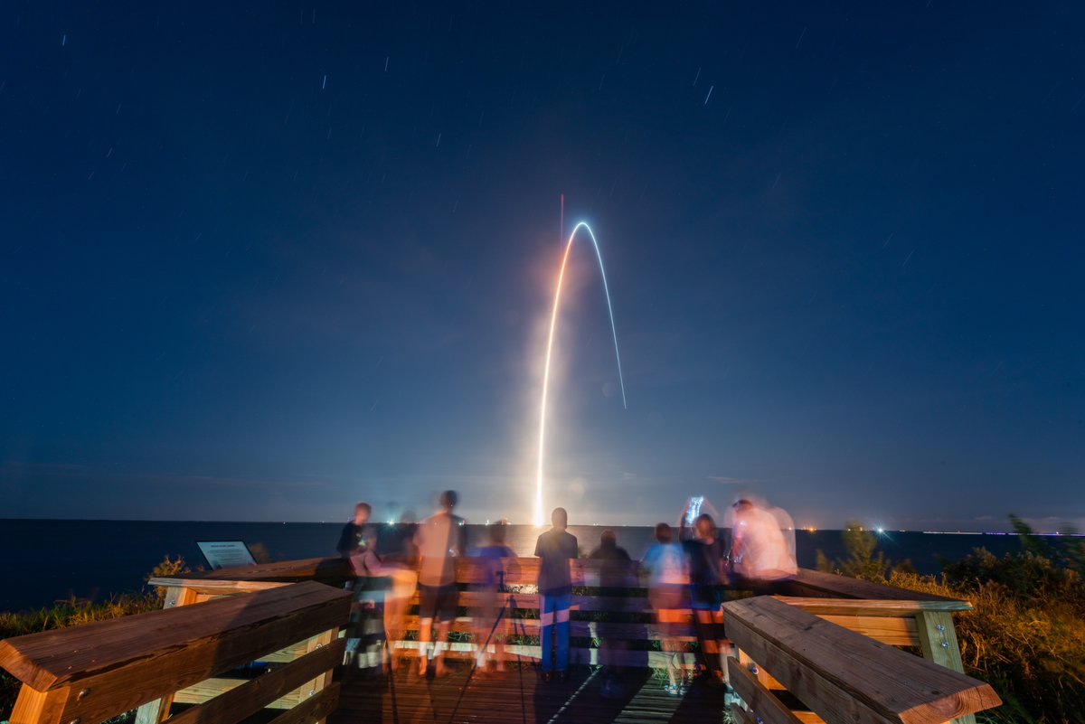 brandonjmphoto's tweet image. Spectators in #Titusville, FL watch as @ulalaunch launches USSF-106 aboard #Vulcan at 8:56PM tonight with just 3 minutes left in the 1 hour launch window. This marked Vulcan&apos;s first National Security Mission. 📷: Brandon Moser for @Alamy_Editorial 

#RocketLaunch #SpaceCoast