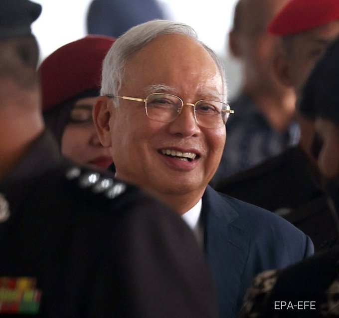NewsBFM's tweet photo. 🚨 BREAKING: The Federal Court has rejected the AGC's appeal to block Najib Razak from proceeding with a judicial review related to a royal addendum that could permit him to serve the remainder of his sentence under house arrest.

The case has been remitted to the High Court for further proceedings.