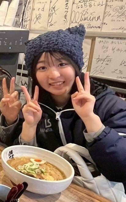 もか（発達障害教育）
大阪人のノリが顔を出し、先輩に勢いよくツッコんでいる😂
小柄で身長は小さいけれど、誰よりも全力プレー！特にクリアとロングサーブが得意で、奥に飛ばしながら、かつ正確✨生粋の愛されキャラ、かついじられキャラで、素直な反応がめっちゃ可愛い💕