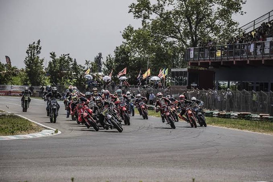 現在、イタリアでのレース参戦に向けて準備を進めておりますが、渡航費や滞在費、現地でのマシン整備や移動などにかかる費用が大きく、自己資金だけでは活動資金が不足している状況です。

つきましては、この挑戦を実現させるために、活動資金のご支援をお願いしております。