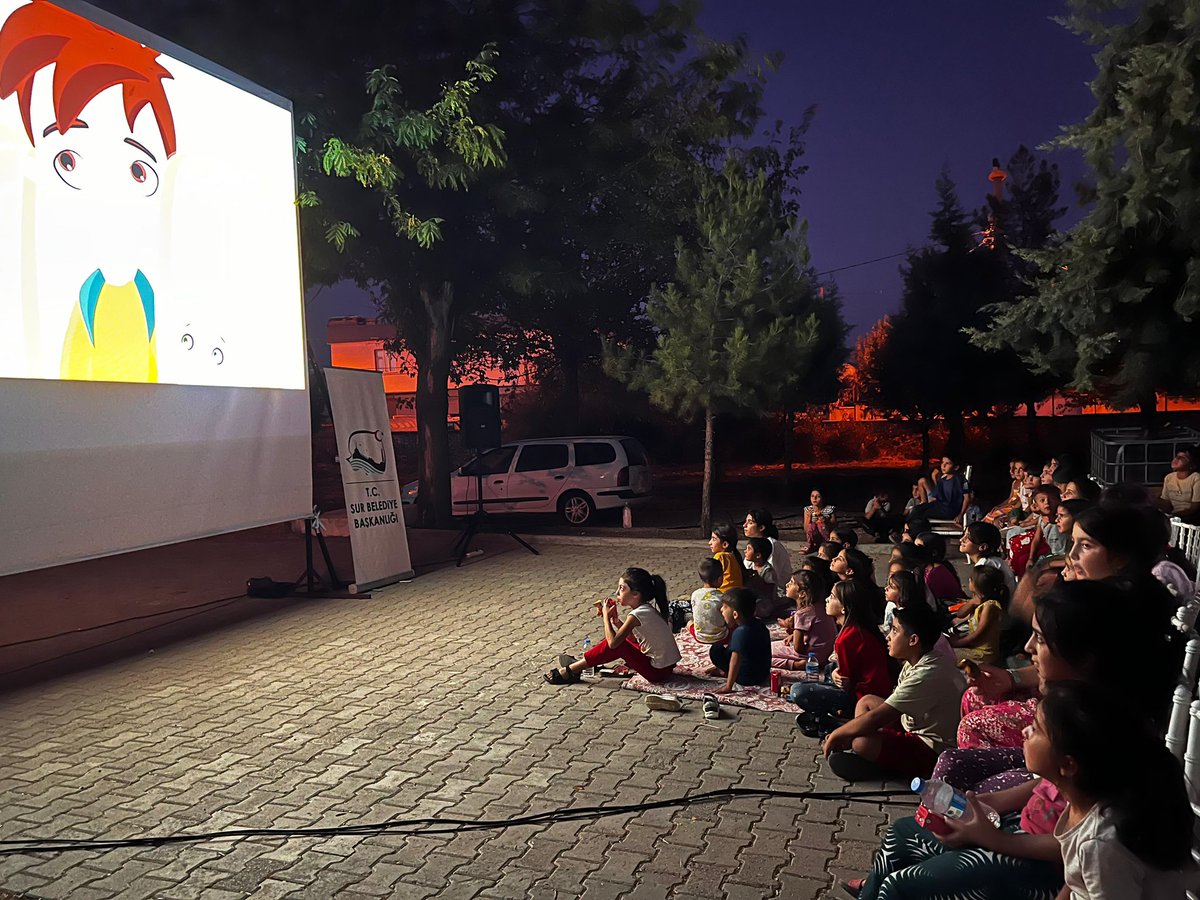 Özekli’de Sinema Keyfi 🎬

📌 Sinema keyfini parklara ve sokaklara taşıyan film gösterimlerimiz devam ediyor.
Belediyemiz ile Sinebir ortaklığıyla, Özekli (Tilelek) Mahallesi’nde düzenlenen etkinlikte “Gergerok” adlı film gösterimi gerçekleştirildi.

Li Tilêlekê kêfa temaşekirina