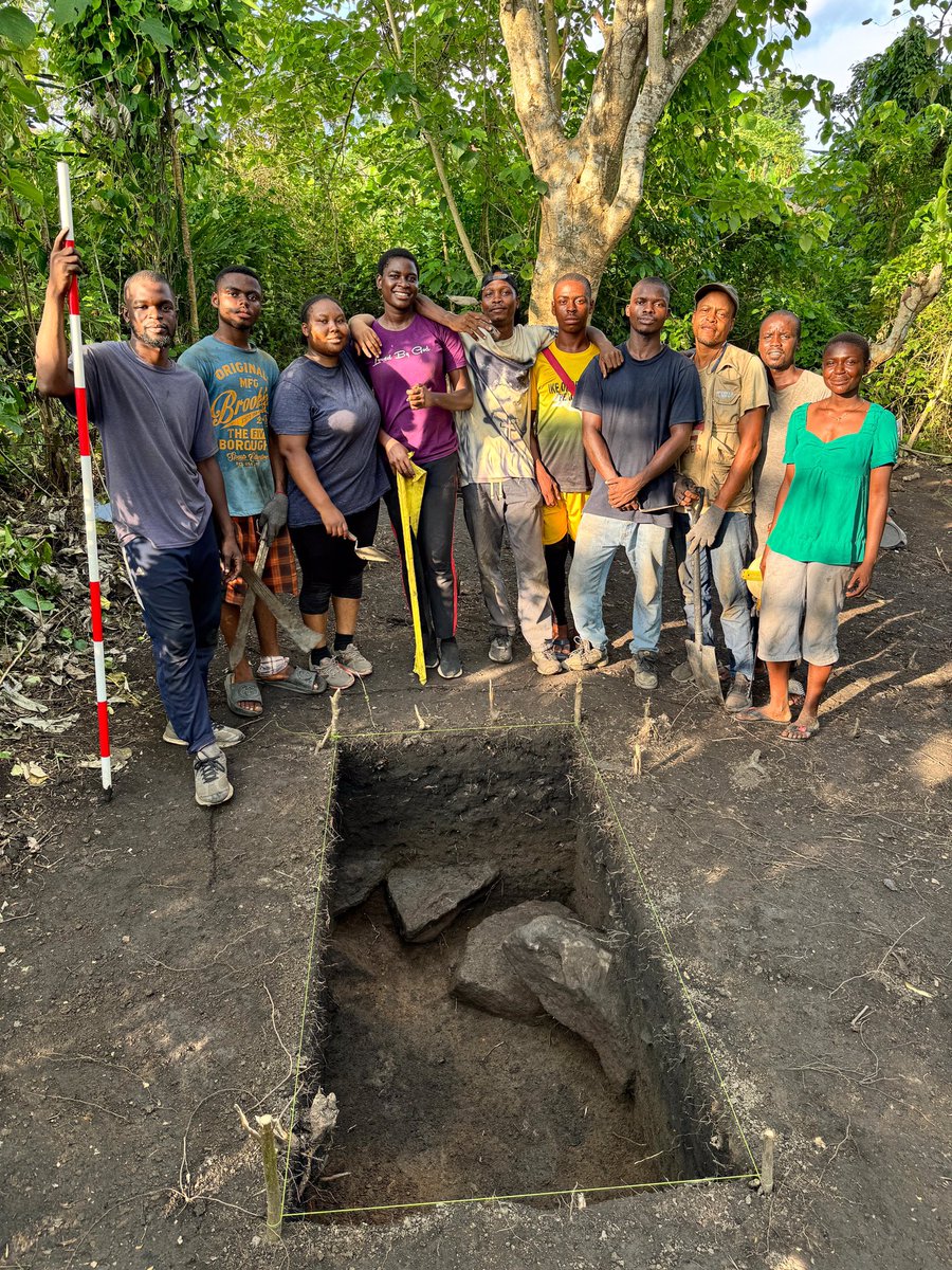 TosinOlaoluwa2's tweet photo. These are my friends, colleagues, and I at his fieldwork in Abia state a few months ago. The only archaeologists here are six, and four of us are Yoruba. Mr. Stanley has been so supportive in all our academic pursuits, and he is our big brother. He took us to his family house https://t.co/shKUcaHTuR