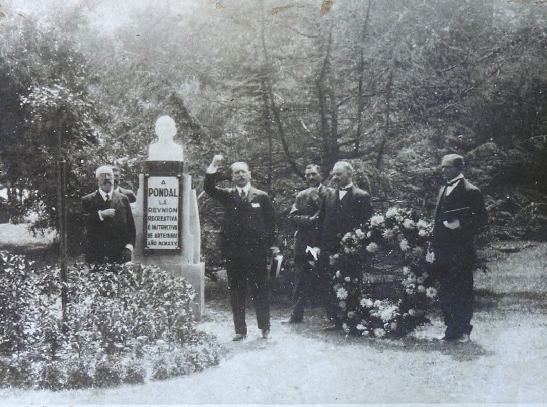 O 16 de agosto do ano 1925 o Circo de Artesáns inaugurou o monumento a E. Pondal nos xardins de Méndez Núñez. O próximo sábado conmemoraremos o centenario. (FOTO: Real Academia Galega a través de Galiciana)