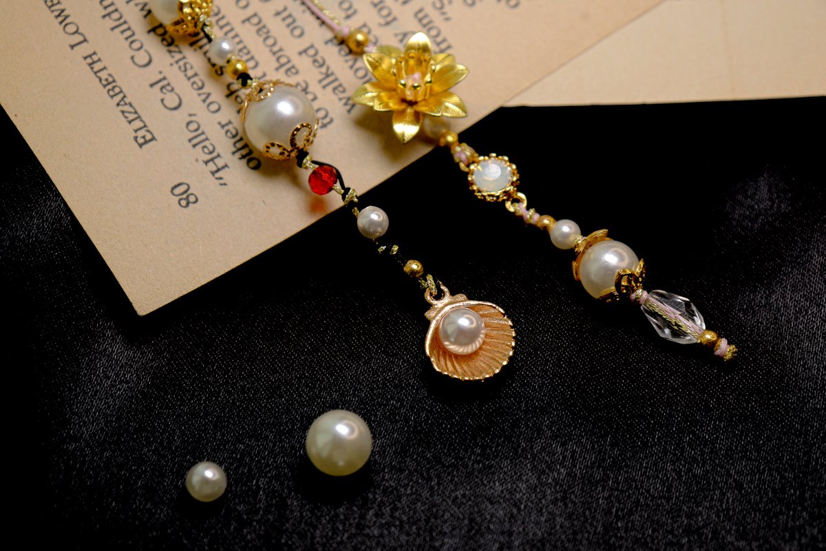 [RT 이벤트]

<펄 Perle> 단행본 펀딩이 진행 중!
스토리를 담아 제작한 무브먼트 공방의 끈갈피로 함께하게 되었어요! 많은 관심 부탁드려요! 알티해주신 분들 중 한 분께 <펄 끈갈피를 포함하여 >공방의 디자인 중 원하시는 제품 1개를 보내드릴게요! 

텀블벅 페이지💛
airbridge.tumblbug.com/et98cd