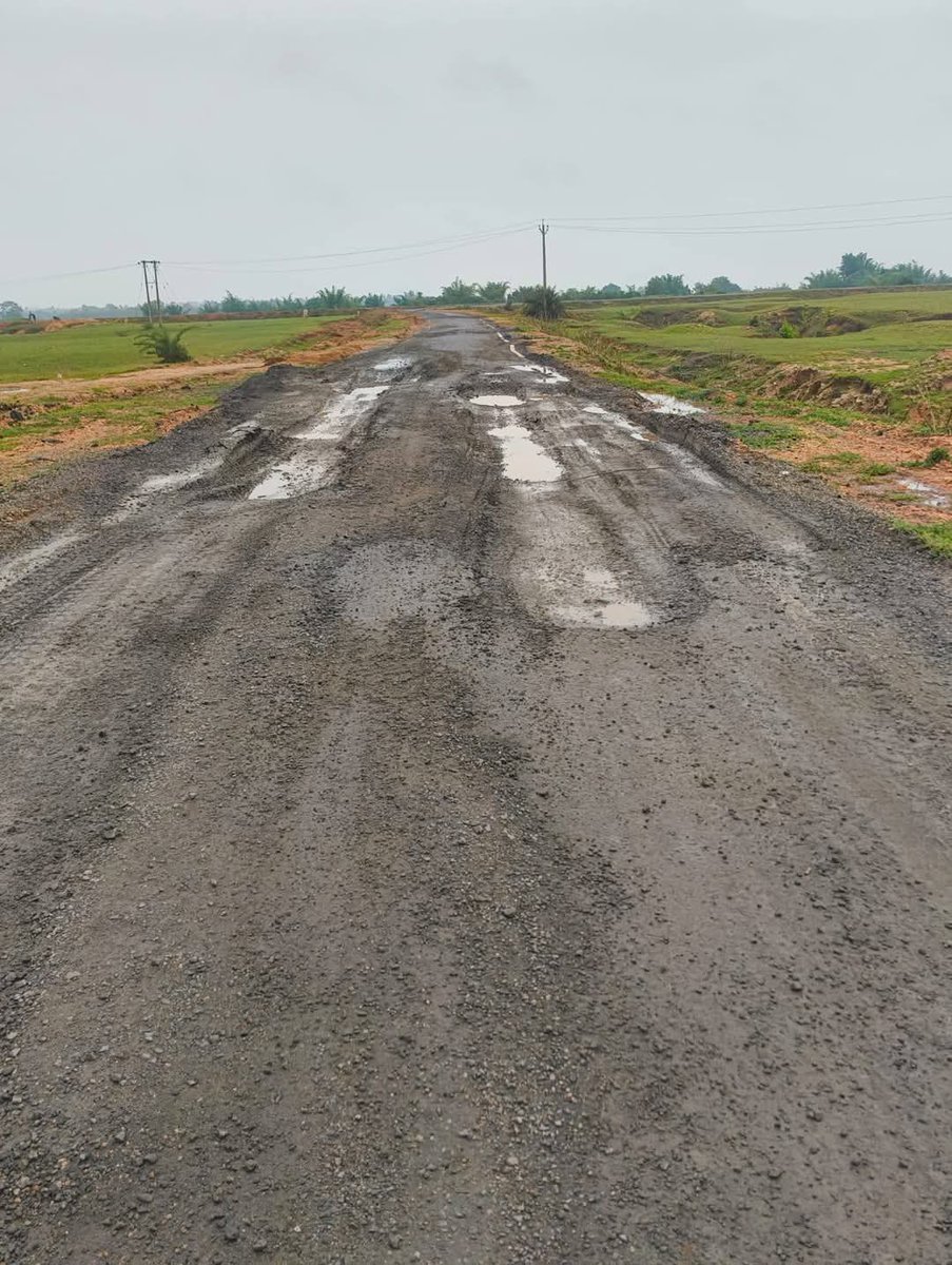 BholaKumar2569's tweet photo. इस तस्वीर में दिख रही सड़क मात्र दो माह पूर्व बनी है, लेकिन सड़क की स्थिति देखकर लगता है कि सदियों वर्ष पहले बनी थी.

करप्शन अपने चरम सीमा पर पहुंच गई है, कौन लेगा इसकी जिम्मेदारी? इससे बेहतर तो कच्ची सड़क थी.

@GiridihDc जाँच के बाद कारवाई करें.
@deepakbiruajmm @HemantSorenJMM https://t.co/oY0HuXUcCp