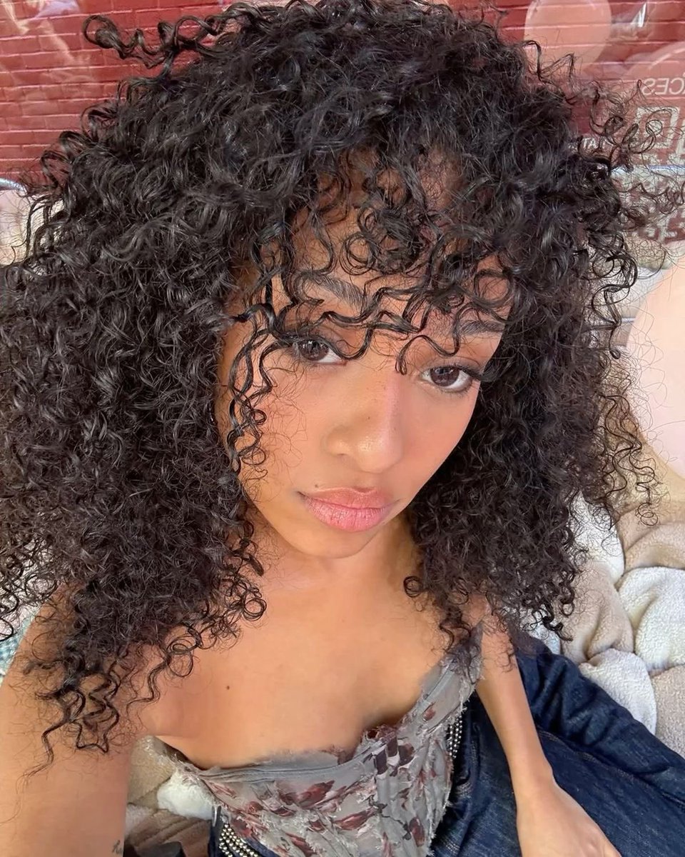 manonspics's tweet photo. Manon's natural hair kills me a little more every day🫠 https://t.co/KKV4oQUoYd
