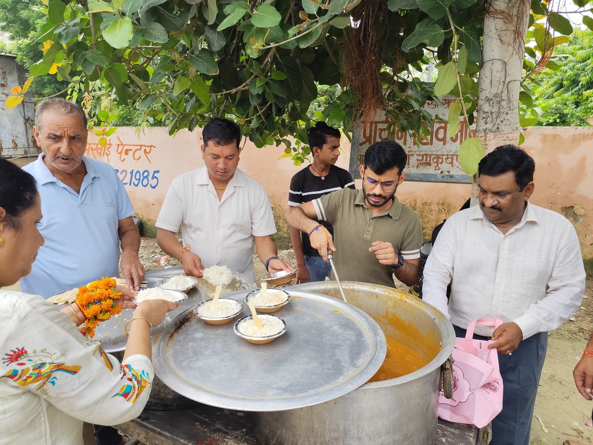 bhadaurianoida's tweet photo. आज 473वें दिवस माँ सीता रसोई में श्री राधा स्काय गार्डन सोसायटी से श्री रवि अग्रवाल जी ने देवजनों को छोले चावल का भोगप्रसाद भोजन स्वरूप में खिलाया।🙏
#MaaSitaRasoi #ekmurtichowk #noidaextension #cherrycounty #grenowest #greaternoidawest #food #foodbank #foodsecurity #foodservice