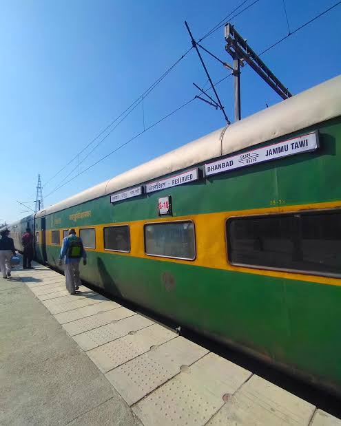 🚨 यात्रियों की आवाज़ बुलंद करें! 🚨

03309/03310 धनबाद–जम्मू तवी स्पेशल आज अपनी आखिरी यात्रा पर है!
पिछले साल अक्टूबर से शुरू हुई इस सेवा ने यात्रियों को
✅ आसानी से कन्फर्म टिकट
✅ दिल्ली-जम्मू तक तेज़ सफ़र
✅ रेलवे को भारी राजस्व
दिया!

फिर भी इसे बंद किया जा रहा है!
📢 मांग: