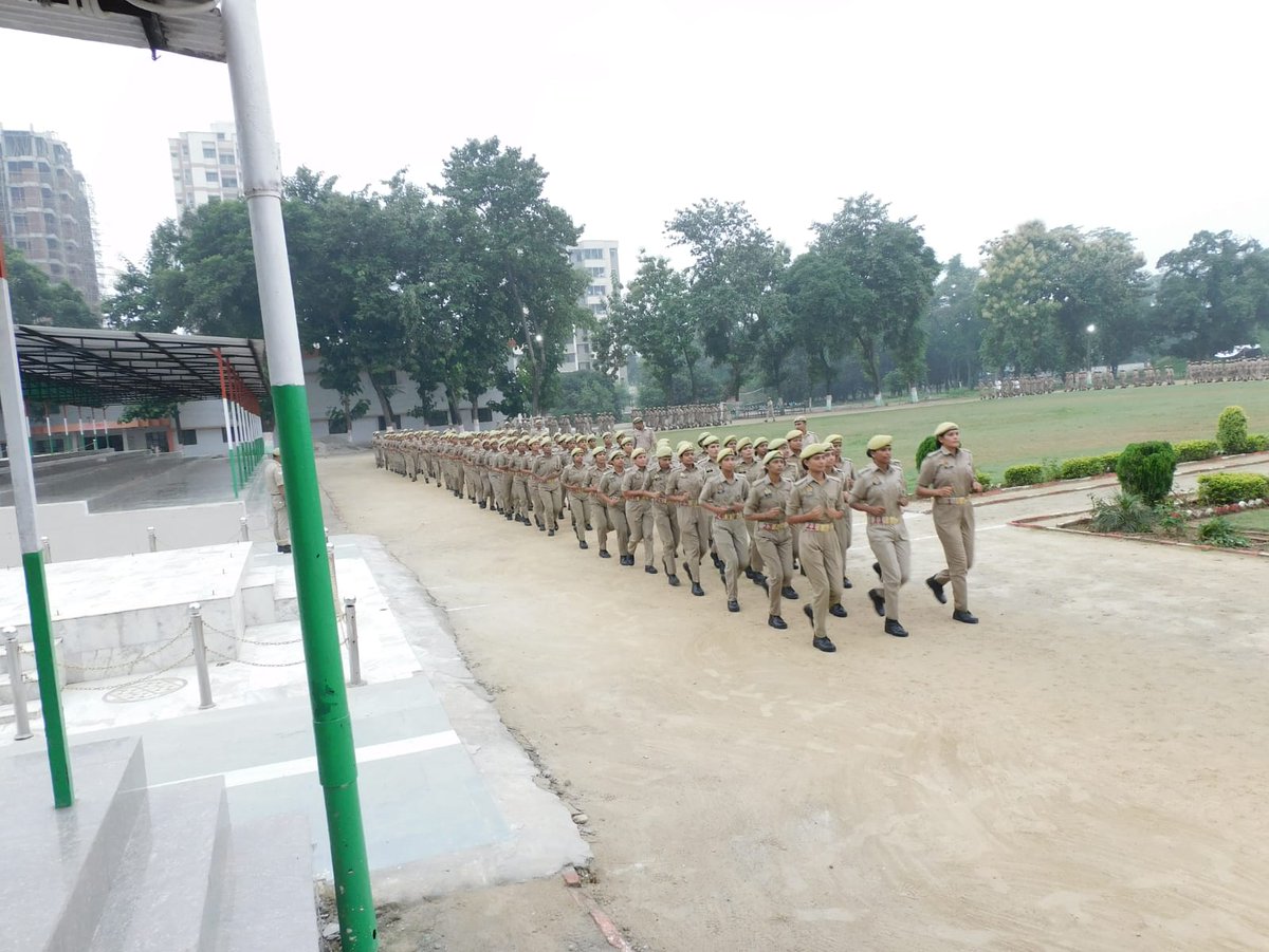 आरटीसी  रिजर्व पुलिस लाइन, रामपुर में आरक्षी आधारभूत प्रशिक्षण प्राप्त कर रही 600 महिलाआरक्षी प्रशिक्षुओं को आज दिनांक 13.08.2025 कोआउटडोर व इनडोर का प्रशिक्षण प्रदान किया गया जिसमें सभी महिला प्रशिक्षुओं ने परेड,शारीरिक अभ्यास एवं  आन्तरिक विषयों की क्लास जैसी गतिविधियों में