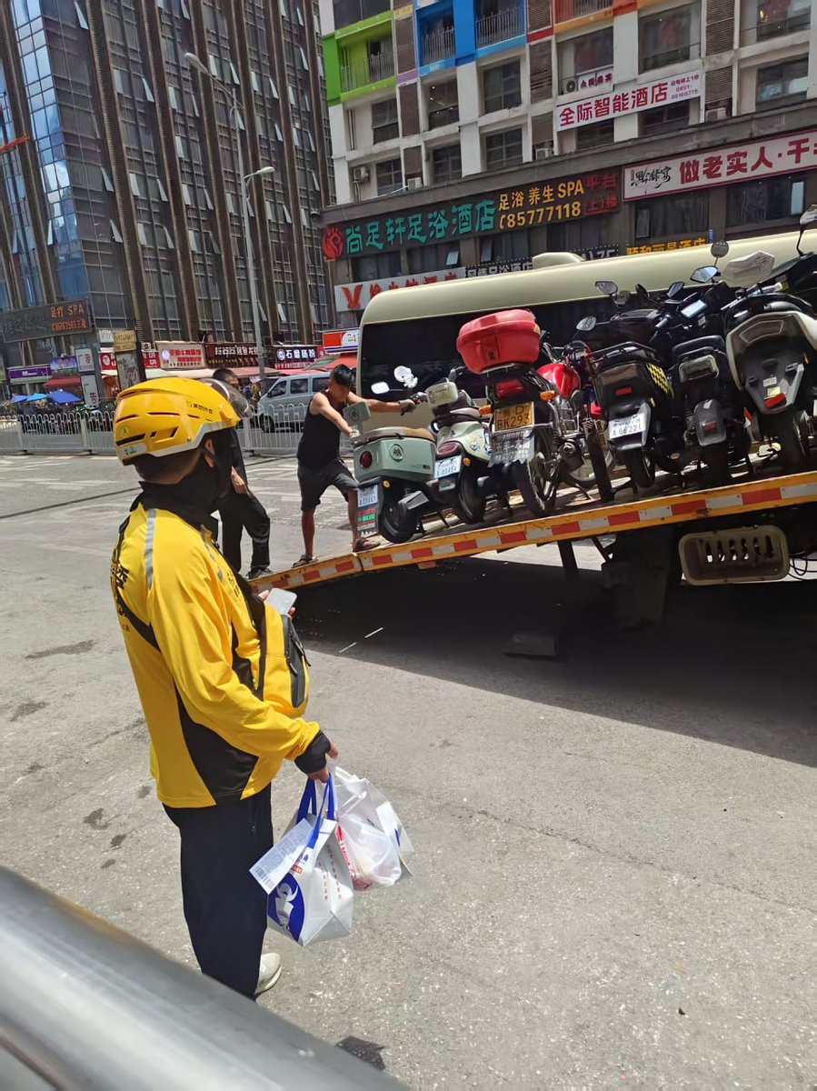 8月9日，贵州，有网友拍到这样一幕：外卖小哥取完餐回来，发现电动车已被交警拖走，只能无奈地望着它被固定在拖车上。
