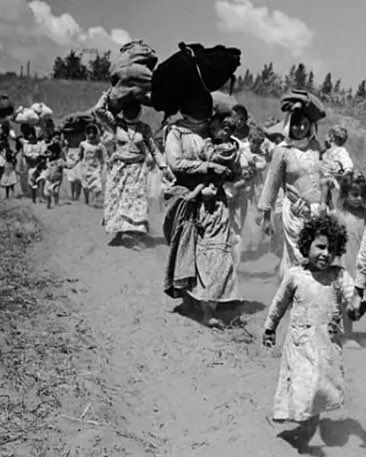 إبادة السكان الأصليين في غزة

طفل يفرك الرماد عن عينيه. طفل يسدّ أذنيه خشيةَ صوت الانفجار. طفل في زاوية الغرفة لا يتحرك من الوهن. طفل غير قادر على النوم أو مصارعة اليقظة. طفل يقف بمدخل الخيمة يطلب خبزاً. طفلٌ ميّت. 

في غزة وطنٌ بمليوني لاجئ فلسطينيّ يعيشون نكبتهم المستمرّة،