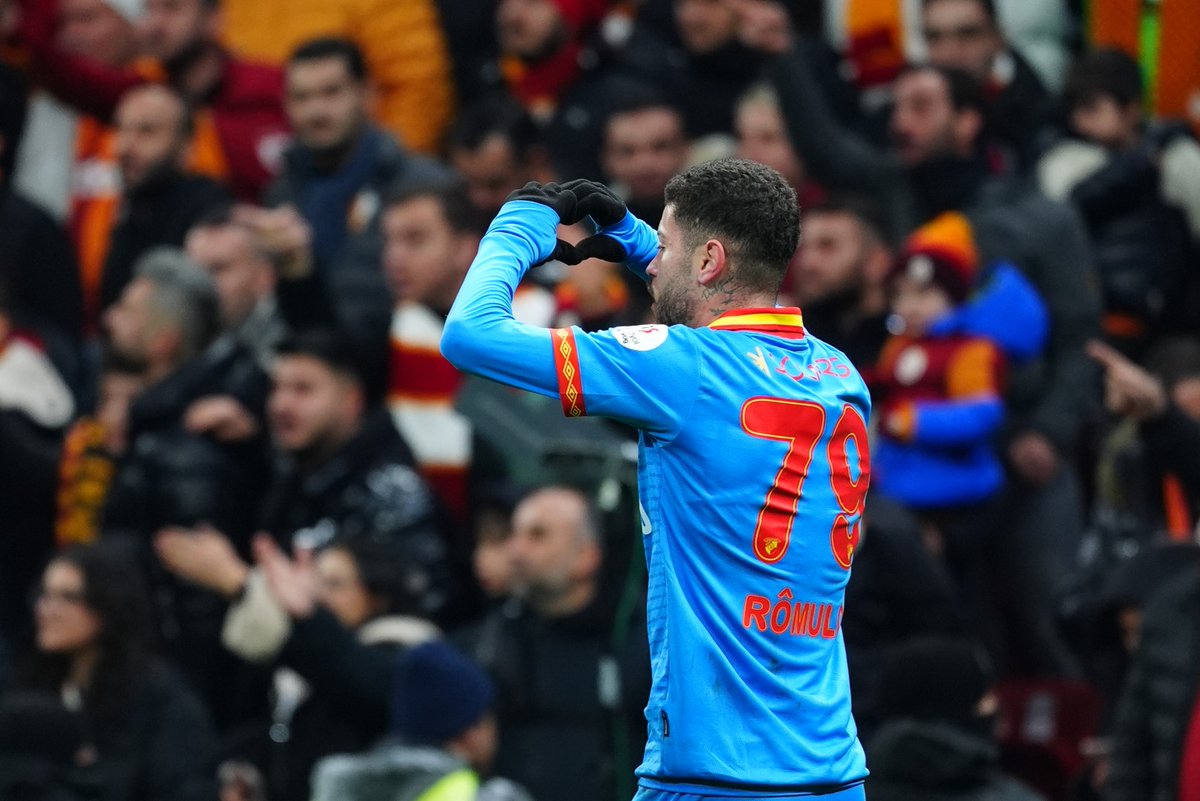 Futbolu sevmek ile futboldan anlamak arasında fark var.

Bizim ülkemizde futbolu seven çok ama futboldan anlayan (yönetenler dahil) çok çok az.

Romulo'nun nasıl bir futbolcu olduğunu görememeleri normal. Onu dünyanın en büyük takımlarında izleme ihtimalimiz hiçte az değil.