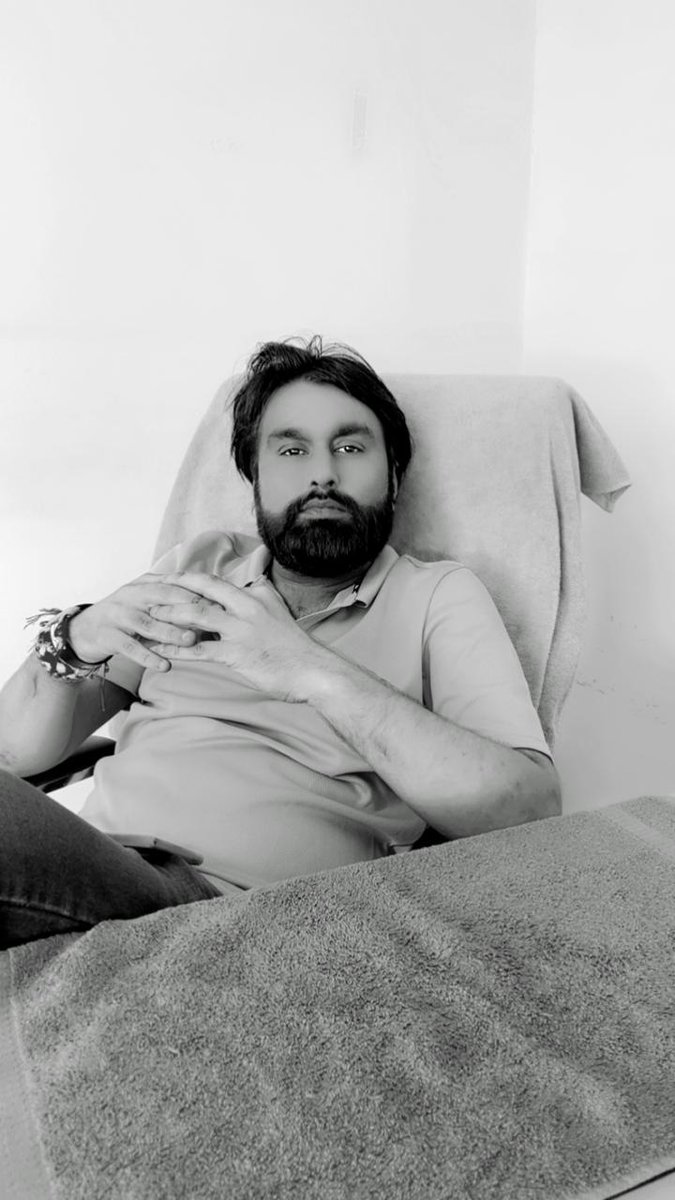 ArunKosli's tweet image. Black and white creates a strange dreamscape that color never can. ...
It's about me ...

#OfficeFun