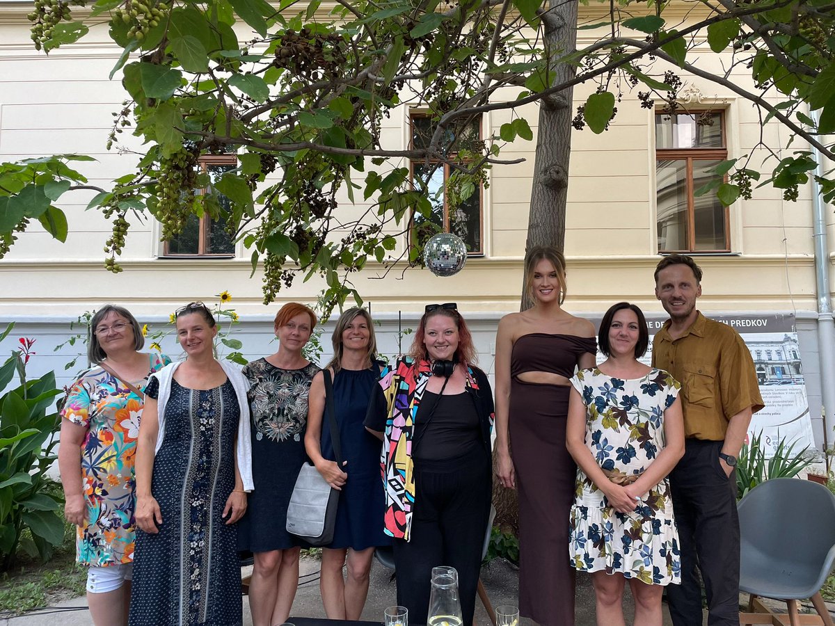 Veroni Gyenge, Liberty Black Simon. Ďakujem za nezabudnuteľný večer a fascinujúcu diskusiu. Na fotke aj s hrdými mamami dúhových detí. Hovory@Pistori pokračujú 16. septembra.