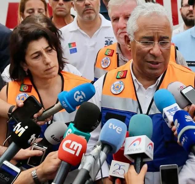 O Primeiro Ministro e a Ministra da Administração Interna a acompanhar o trabalho dos bombeiros e da proteção civil. 
Sei que já não são estes, mas os de agora estão de férias.