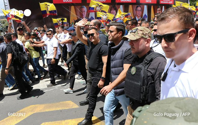 DDIndialive's tweet photo. #News | Ecuador President Daniel Noboa joins protest against Constitutional Court judges after they suspended key security laws. March signals growing tensions over national security reforms.

#Ecuador #DanielNoboa #SecurityLaws https://t.co/8vh50OM7nQ