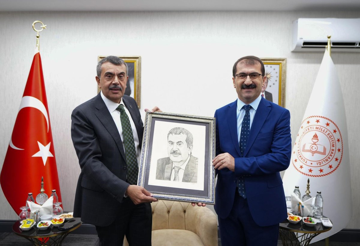 Artvin İl Millî Eğitim Müdürümüz Fahri Acar, Artvin Güzel Sanatlar Lisesi 12. sınıf öğrencisi Farangizkhon Anvarova tarafından yapılan karakalem portreyi Millî Eğitim Bakanı Yusuf Tekin'e takdim etti.
<a href="/tcmeb/">Millî Eğitim Bakanlığı</a> <a href="/Yusuf__Tekin/">Yusuf Tekin</a> <a href="/artvinvaliligi/">T.C. Artvin Valiliği</a> <a href="/FahriAcar08/">Fahri Acar</a> 

artvin.meb.gov.tr/www/bakan-teki…