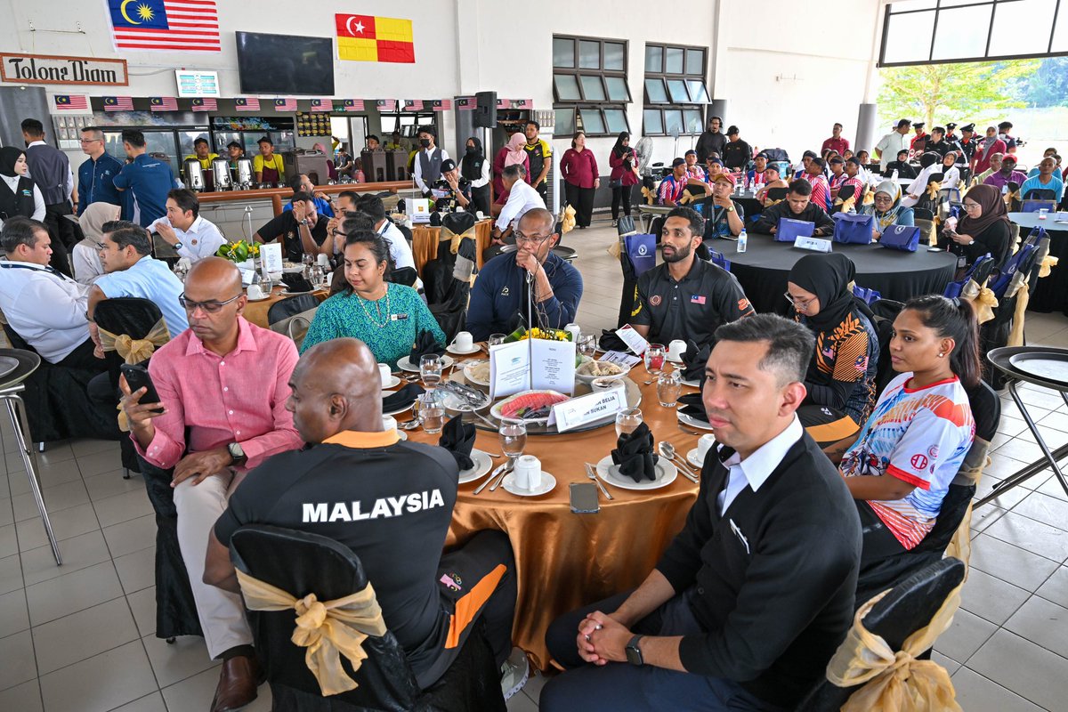 Sharmendran_'s tweet photo. Back at Pusat Pemulihan Penagihan Narkotik (PUSPEN) Dengkil after 3 months to see 8 beginners perform a karate demo for YAB Dato’ Seri Dr. Ahmad Zahid Hamidi, Deputy Prime Minister. Women in PUSPEN will continue training with Coach Shavirta Edward Kalis and Coach Amirah Syahirah. https://t.co/0tGsyIbfbE
