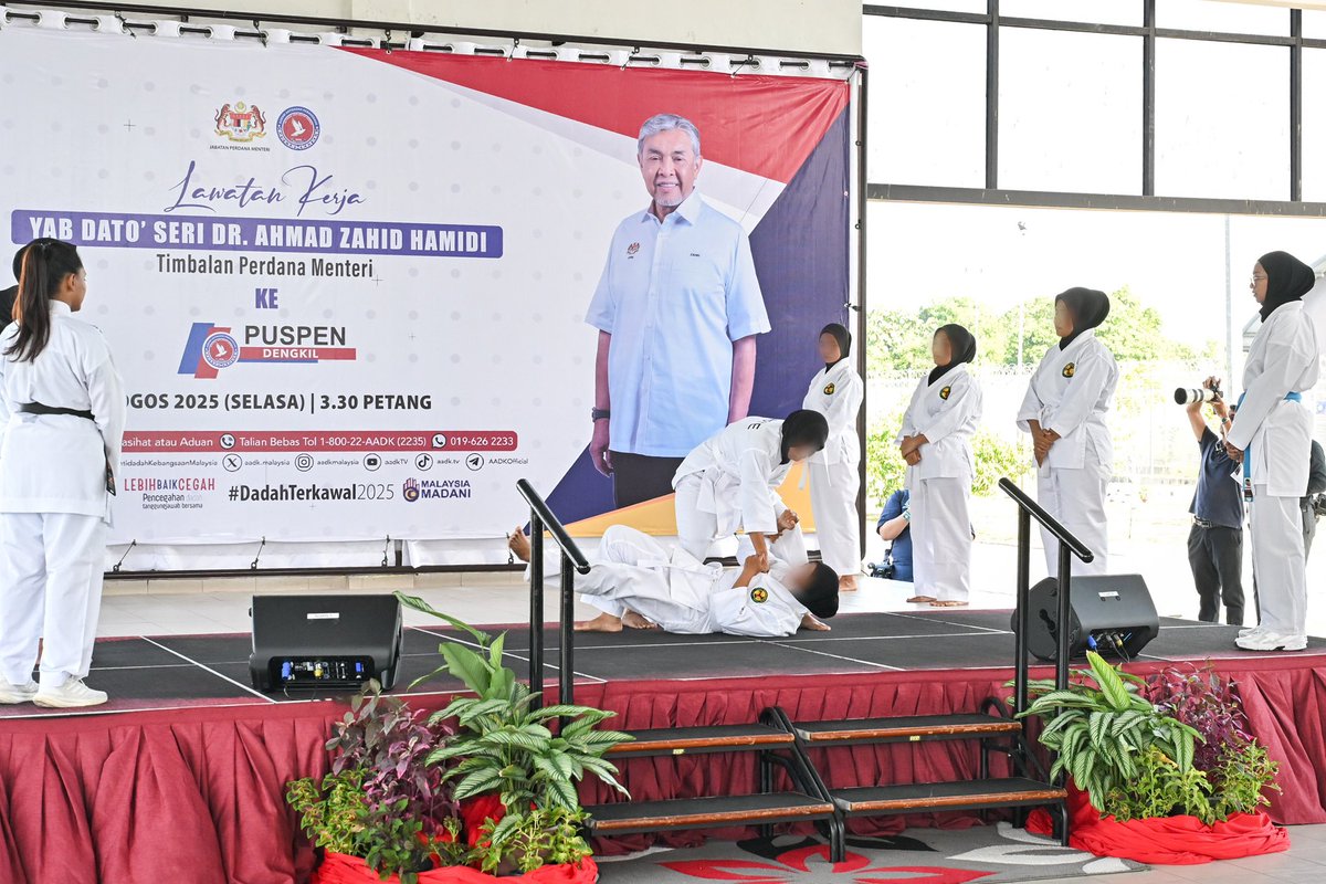 Sharmendran_'s tweet photo. Back at Pusat Pemulihan Penagihan Narkotik (PUSPEN) Dengkil after 3 months to see 8 beginners perform a karate demo for YAB Dato’ Seri Dr. Ahmad Zahid Hamidi, Deputy Prime Minister. Women in PUSPEN will continue training with Coach Shavirta Edward Kalis and Coach Amirah Syahirah. https://t.co/0tGsyIbfbE