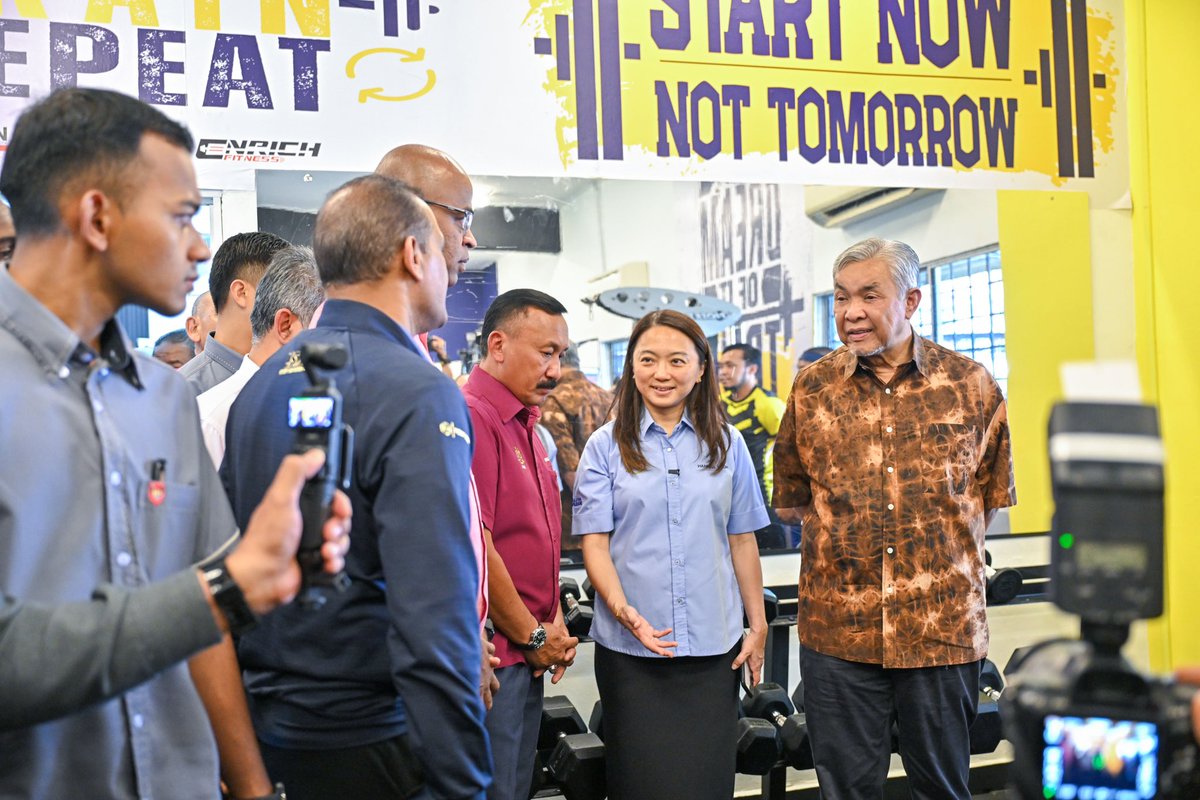 Sharmendran_'s tweet photo. Back at Pusat Pemulihan Penagihan Narkotik (PUSPEN) Dengkil after 3 months to see 8 beginners perform a karate demo for YAB Dato’ Seri Dr. Ahmad Zahid Hamidi, Deputy Prime Minister. Women in PUSPEN will continue training with Coach Shavirta Edward Kalis and Coach Amirah Syahirah. https://t.co/0tGsyIbfbE