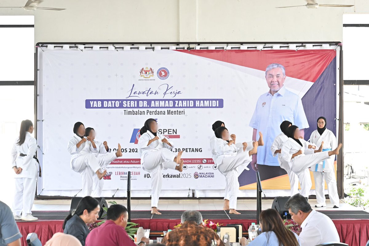 Sharmendran_'s tweet photo. Back at Pusat Pemulihan Penagihan Narkotik (PUSPEN) Dengkil after 3 months to see 8 beginners perform a karate demo for YAB Dato’ Seri Dr. Ahmad Zahid Hamidi, Deputy Prime Minister. Women in PUSPEN will continue training with Coach Shavirta Edward Kalis and Coach Amirah Syahirah. https://t.co/0tGsyIbfbE