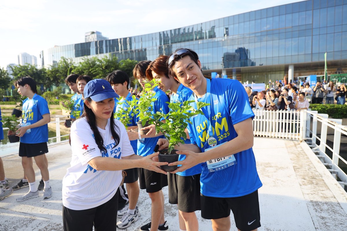 GMMTV's tweet photo. นำภาพบรรยากาศ "โอม, ซี, คีน, อั๋น, อชิ, เซิร์ฟ, จาว่า, โอห์ม, ฟลุ๊ค, ปาแปง, อังเปา, บาร์โค้ด, แม็ค, โต๋ และ แสตมป์" ร่วมงาน 12 สิงหา ฮาล์ฟ มาราธอน กรุงเทพฯ 2025 (Run For Mom 2025) ณ ศูนย์การประชุมแห่งชาติสิริกิติ์ เมื่อวันที่ 12 สิงหาคม 2568 มาฝากกันค่ะ

#12AugustHalfMarathon
#QSNCC #NCC
#RunForMom2025 #ThaiRun
#GMMTV @ohmpawatt @sea_ta_lay @keenkeno_sp @napat_un @aliazhl @swensurf @javabh28 @ohmthitiwat @Flukejeee @papangpt @20aungpao @BarcodeTin @nattapatmac_ @thor_thinnaphan @stampPanachkorn