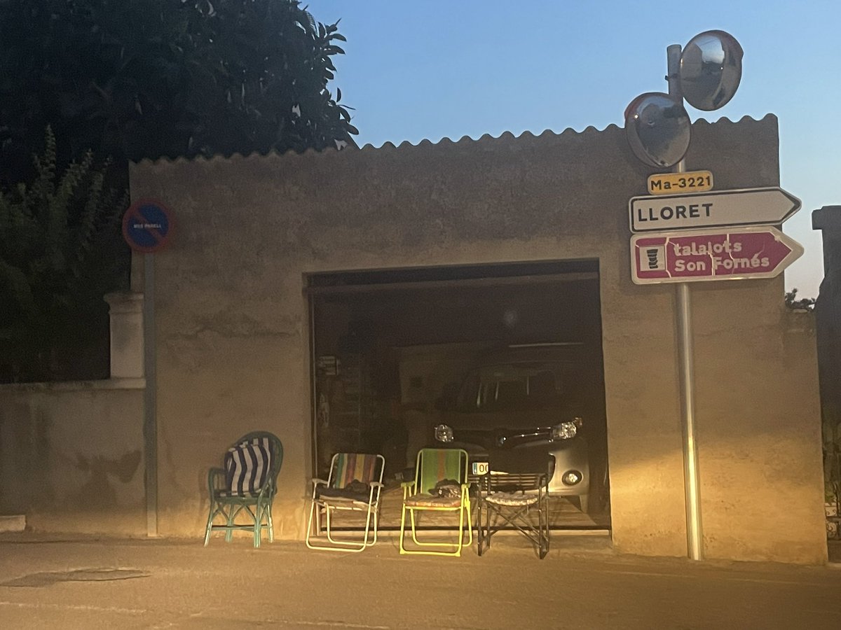 Karolpv71's tweet photo. Tota Mallorca està ocupada pels turistes… Tota? No! Un poblet d’irreductibles gals resisteix encara i sempre a l’invasor.”
#SosResidents https://t.co/L1RQnMZVKj