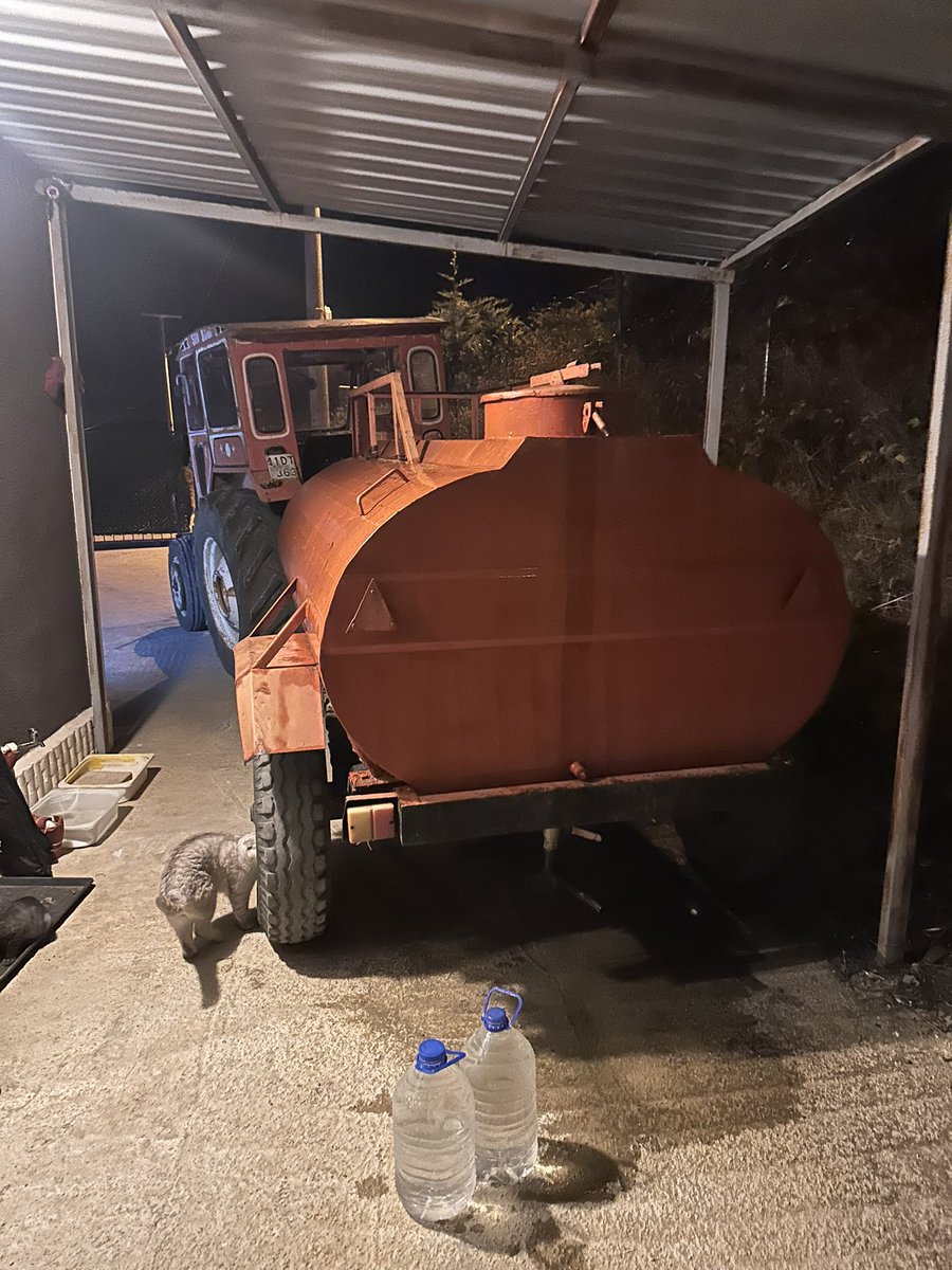 tarikince89's tweet photo. @tahirbuyukakin @AliSaglik41 @isukocaeli 
@kocaelibld  48 saattir sularımız kesik çöp tesisi yapmak istediğiniz akçakeseden tanker ile su taşıyoruz.Birde çıkmış kuraklığa dikkat edelim suyu israf etmeyelim diyorsunuz Reklamları bırakın icraat yapın yazıklar olsun hepinize… https://t.co/3UDFeLxlGI