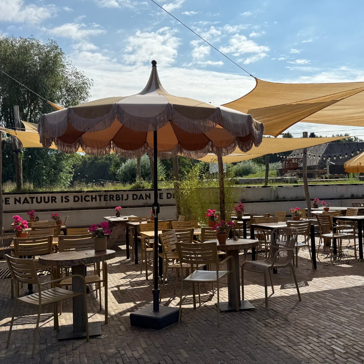 Eten op het fort voelt als een mini-vakantie. Terwijl jij plaats neemt op het zonovergoten terras en geniet van de groene omgeving, bereiden onze chefs gerechten in de open keuken. De sfeer is ontspannen en de tijd lijkt zich nergens mee te bemoeien. fortdegagel.nl