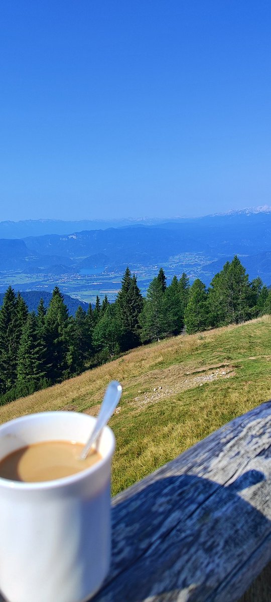 peropan1's tweet photo. Vaša dnevna doza kofeta iz mlekam in iz razgledam #ifeelslovenia 💚 #Roblek https://t.co/5gg0s0uk6J